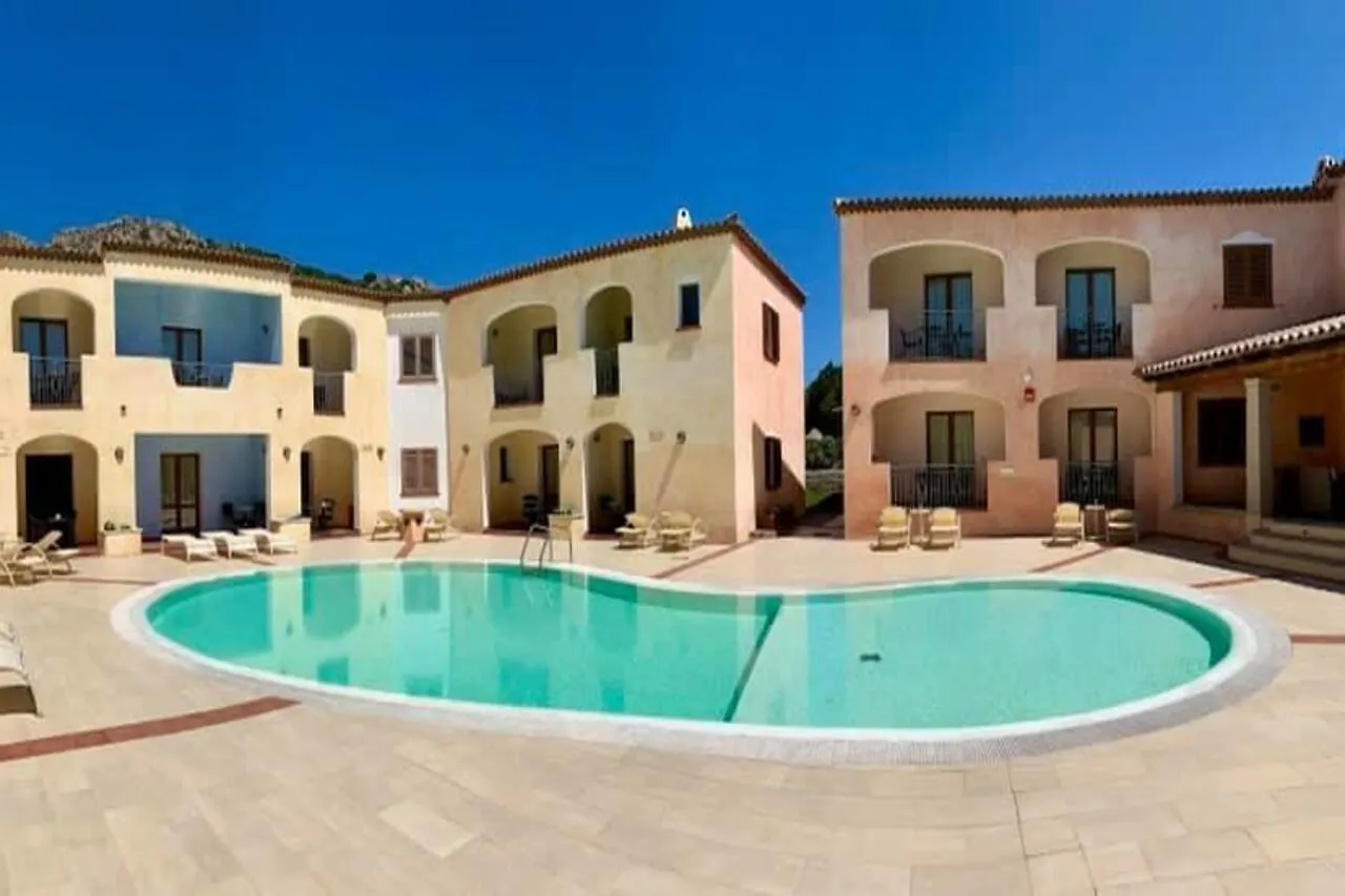 Hotel Monti Di Mola Порто-Черво
