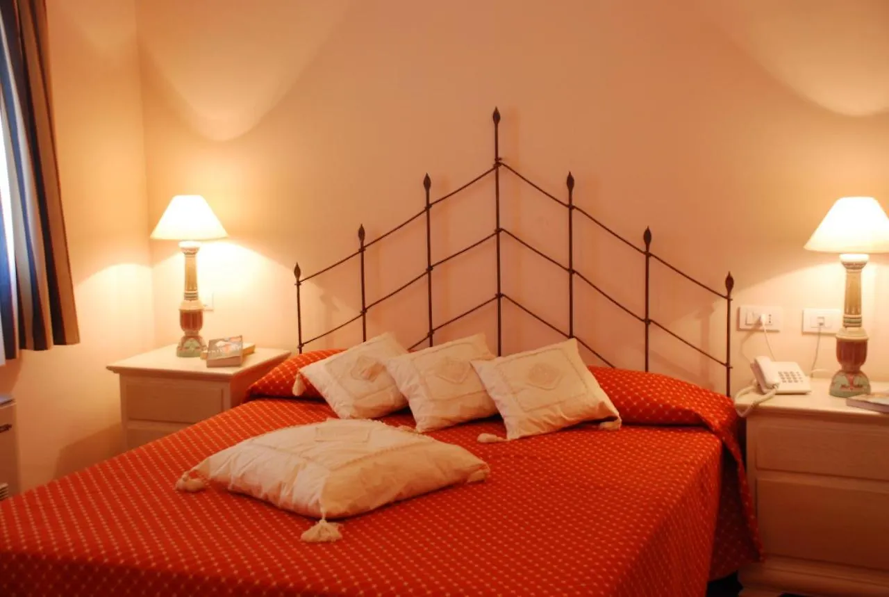 Hotel Monti Di Mola Porto Cervo 4*,