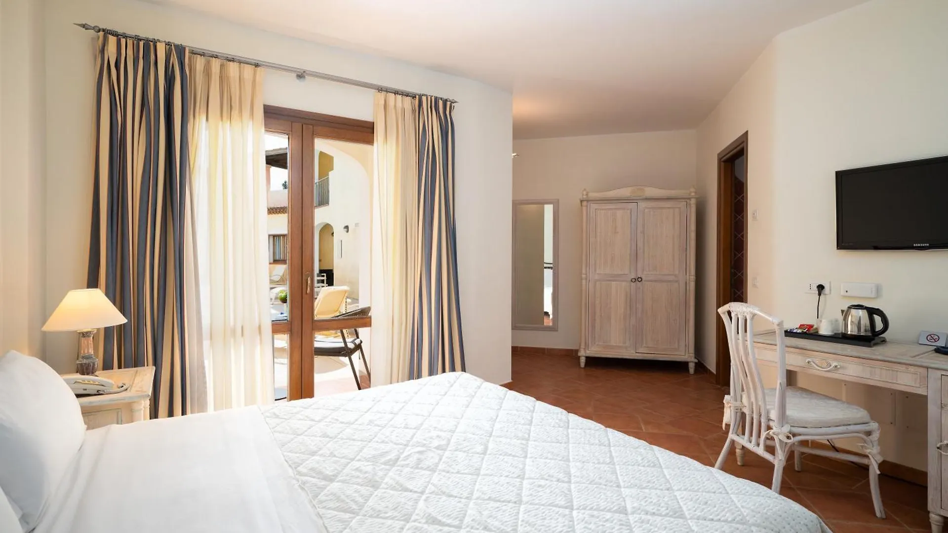 Hotel Monti Di Mola Porto Cervo 4*,