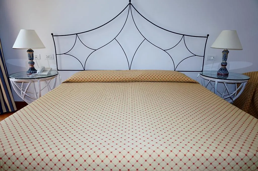 Hotel Monti Di Mola Порто-Черво