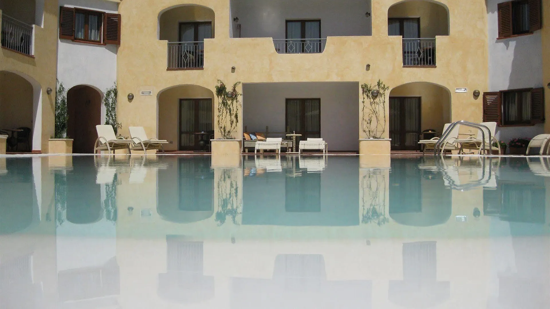 Hotel Monti Di Mola Porto Cervo 4*,