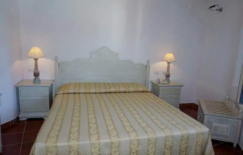 Hotel Monti Di Mola Порто-Черво